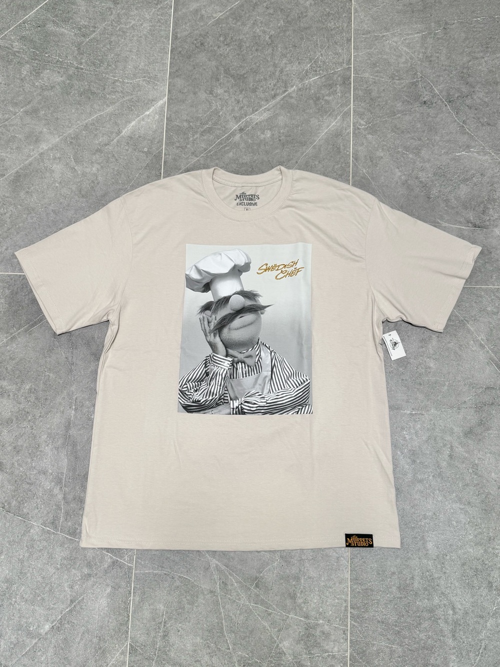 D23 2026 MOG WDI The Muppets Studio Swedish Chef Mens Beige Shirt XL